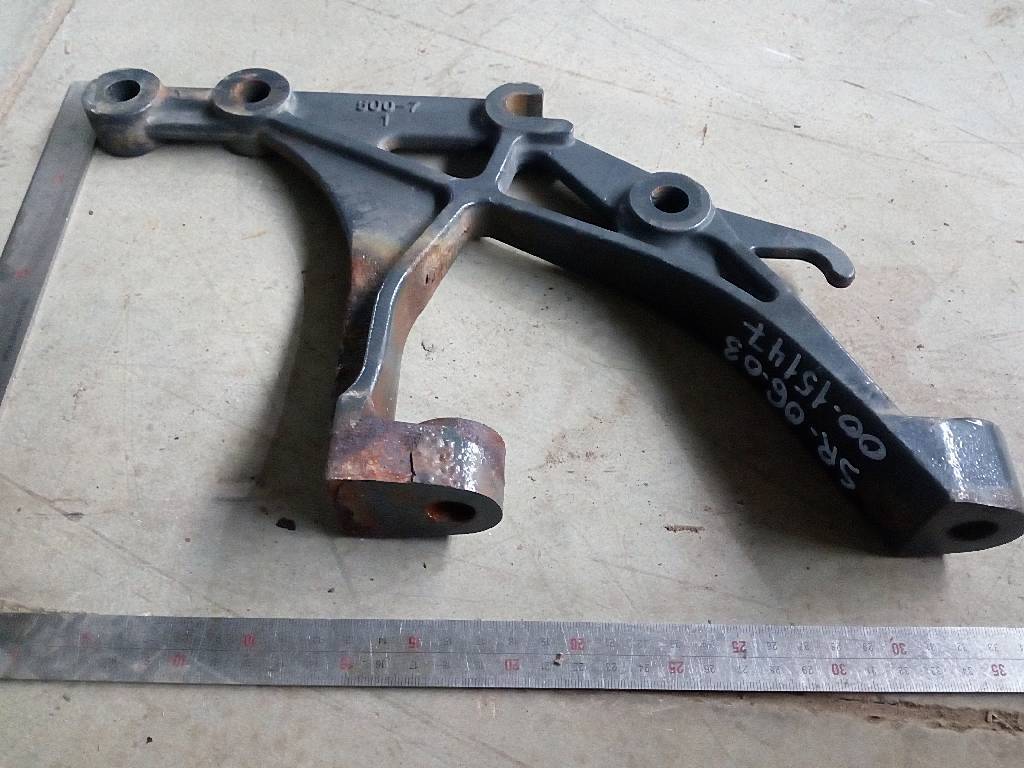 кронштейн аккумуляторного ящика б/у - 1